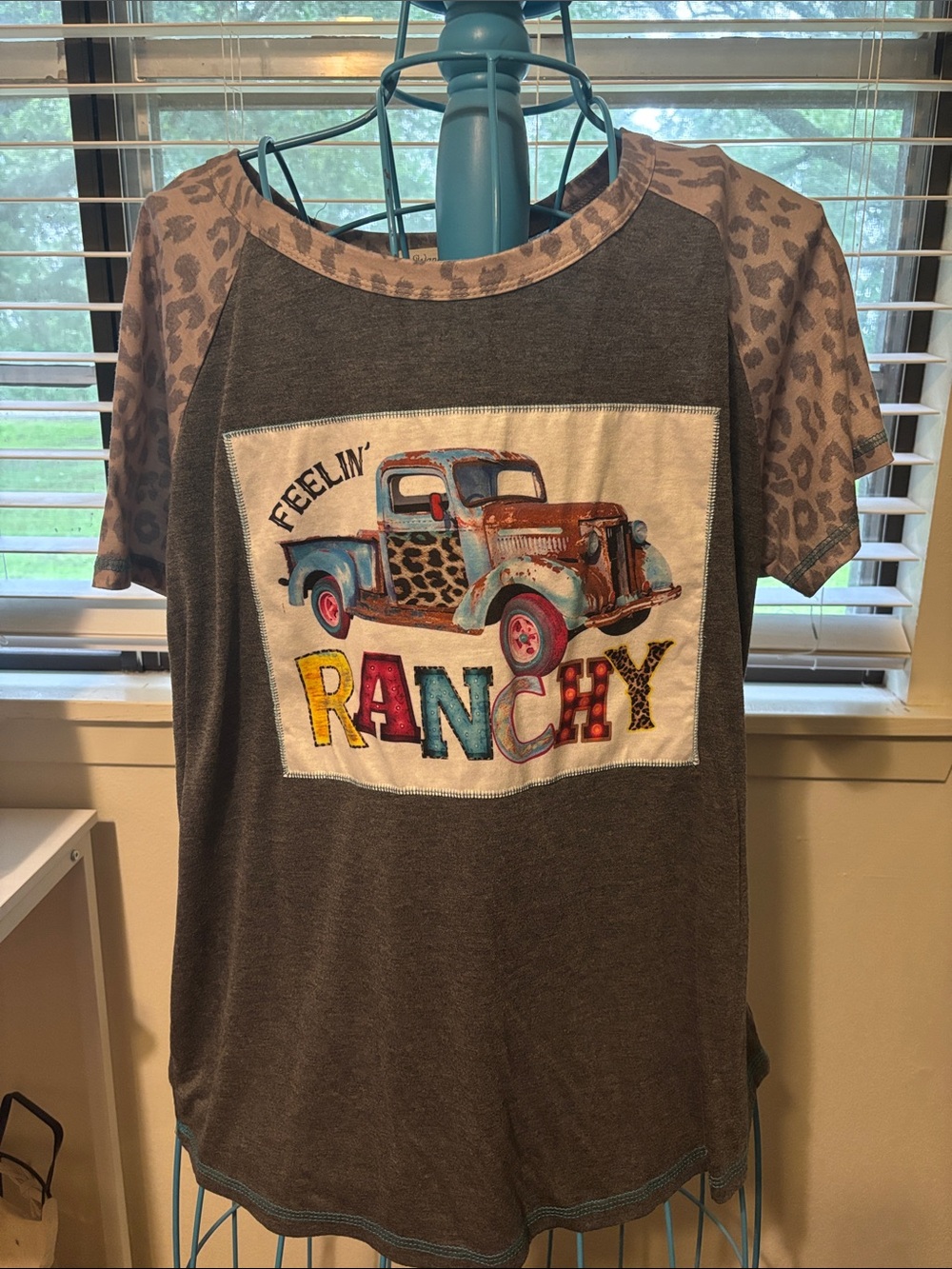Girls' Gray 'Feelin' Ranchy' Graphic Tee with Leopard Accents